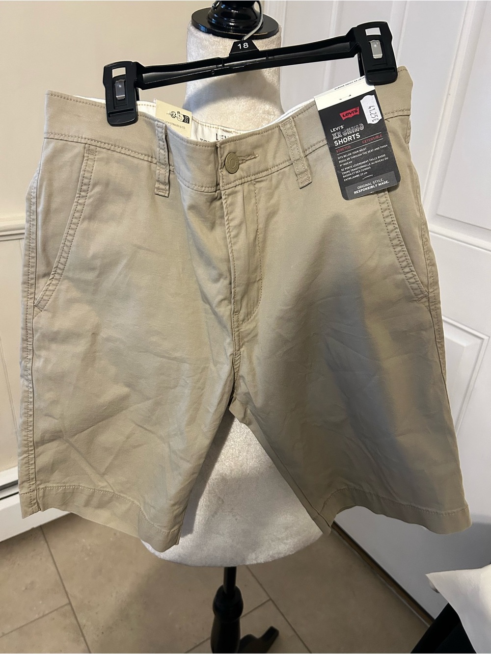 NWT Levi’s XX Chino Standard Fit Taper Men’s Khaki Shorts/Size 28